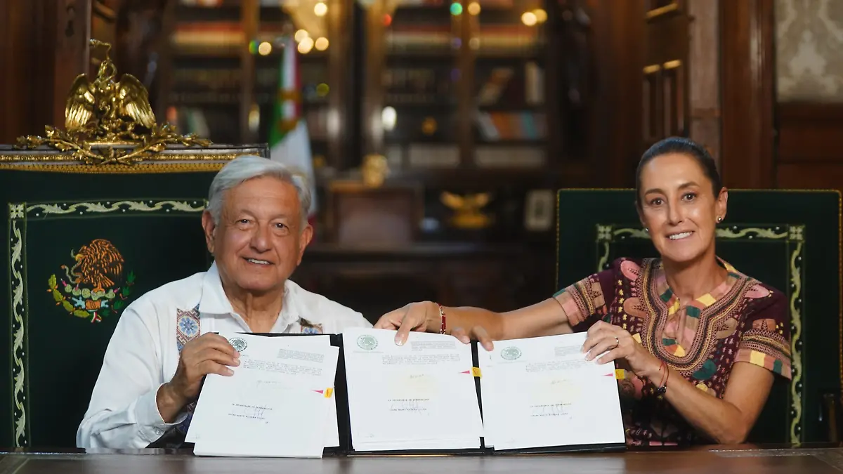 AMLO y Shenbaum en la firma de la reforma judicial (1)